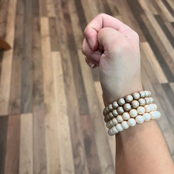 Elegant Pearl Bracelet Set - Picture 4 of 4